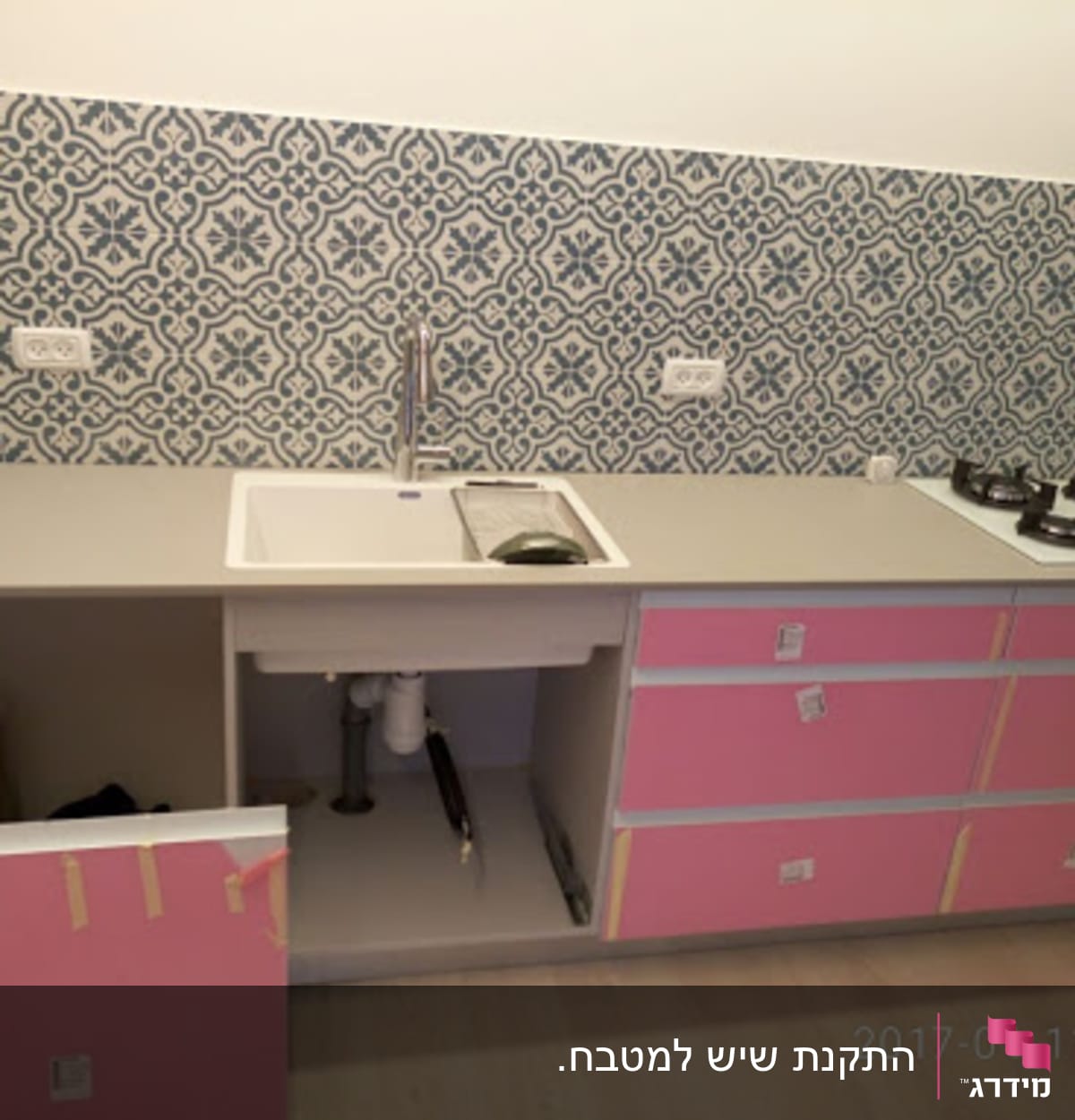 מטבח עם שיש אפור וכיור לבן